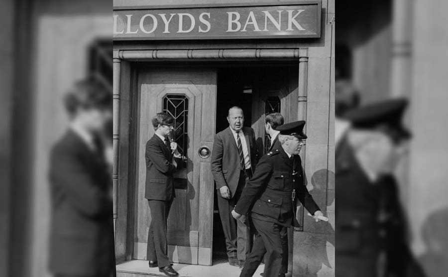 The bank manager walking out of Lloyds after the robbery - ബേക്കർ സ്ട്രീറ്റ് ബാങ്ക് കവർച്ച