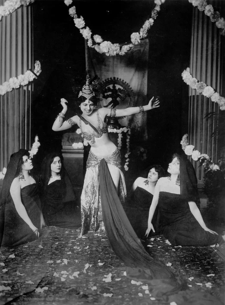 Mata Hari performing in 1905 756x1024 - മാത ഹരി
